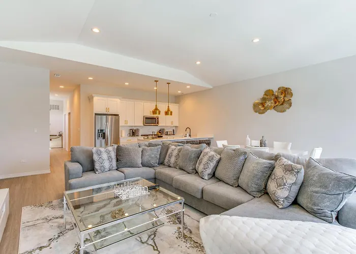 7 Mi To Downtown Luxe Apartment Chicago